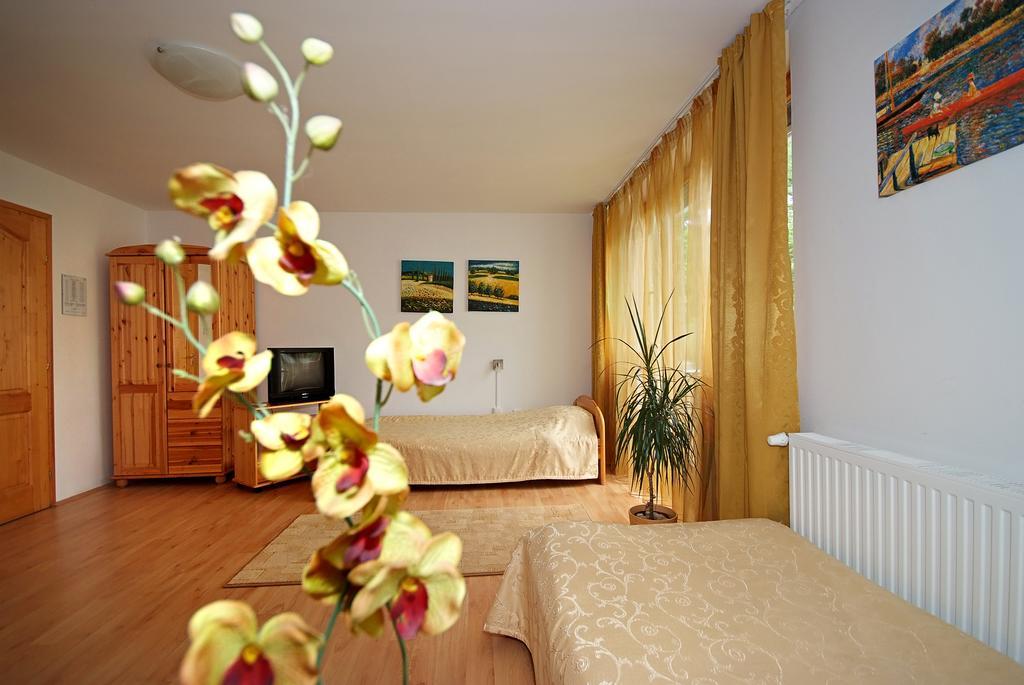 Centrum Apartmanhaz Печ Экстерьер фото